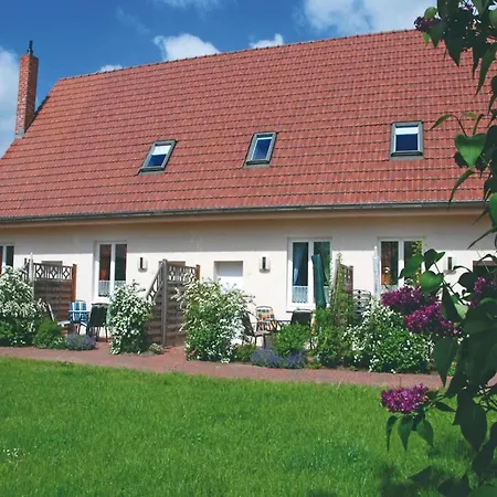In Der Mecklenburger Seenplatte, Cleaning Included Apartment